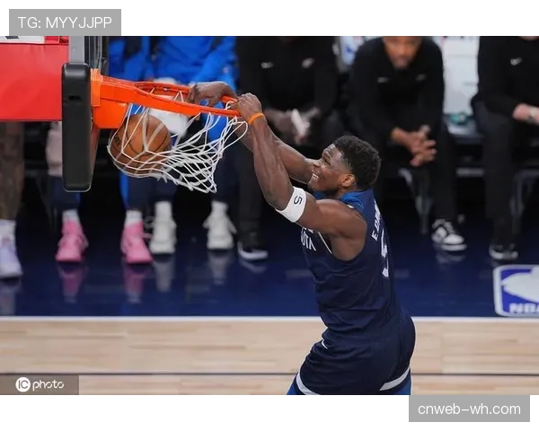 焦点瞬间:爱德华兹突破隔扣对手中锋,此球被多位媒体人评为赛季最佳扣篮。 焦点瞬间:爱德华兹突破隔扣对手中锋,此球被多位媒体人评为赛季最佳扣篮。